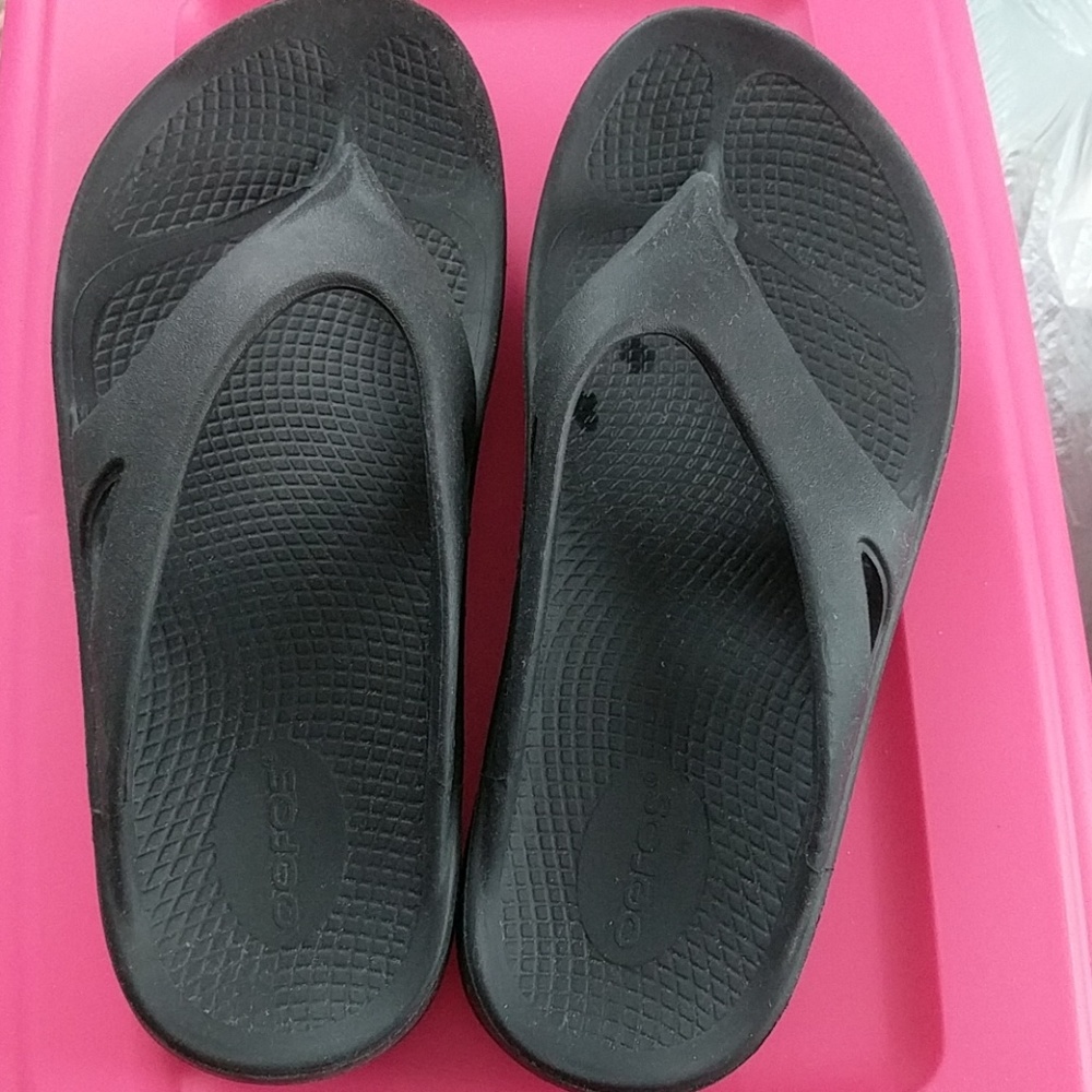 OOFOS flip flops